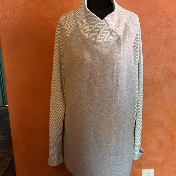Max studio large sweater. Wear open or wrapped. - Picture 2 of 12